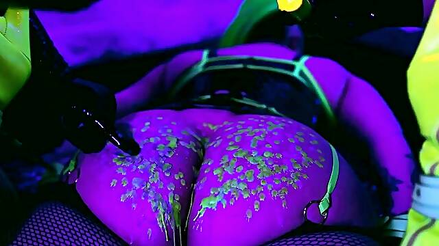 Webcam beauty and her toys have solo sex