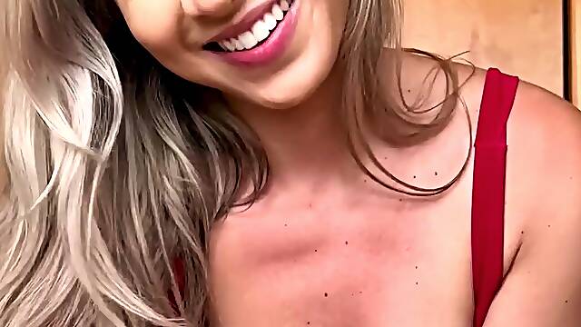 Amateur blonde babe masturbates on cam