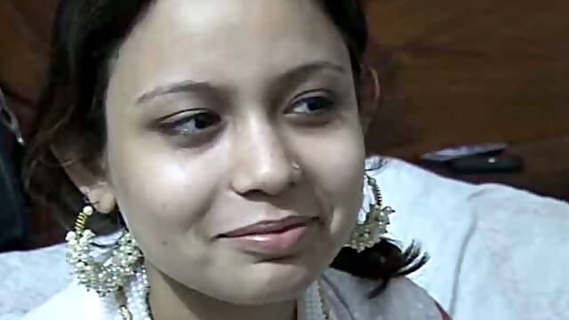 Pakistani wifey gets nailed missionary style right in the bedroom