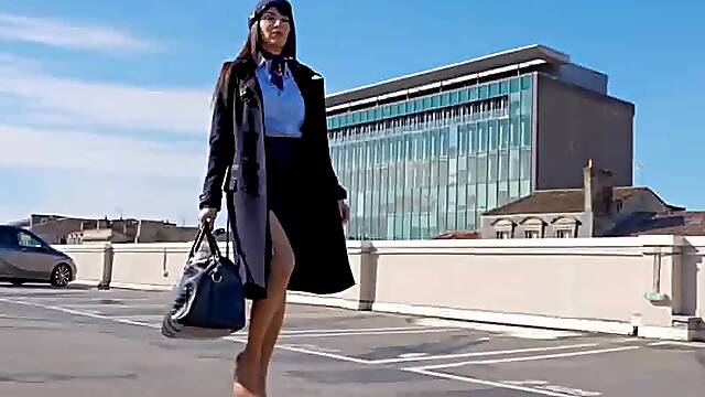 Alysa joue a la chaude hotesse de l air