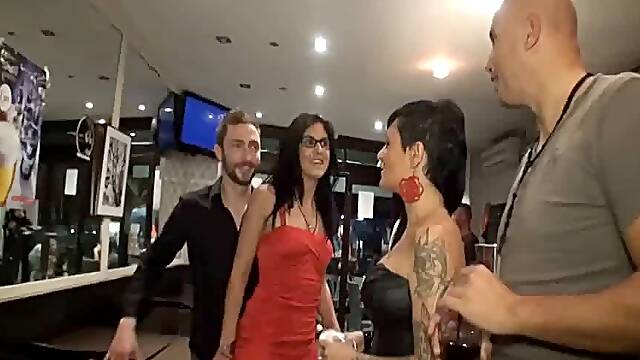 Elle soumet une amie au libertinage bien hard