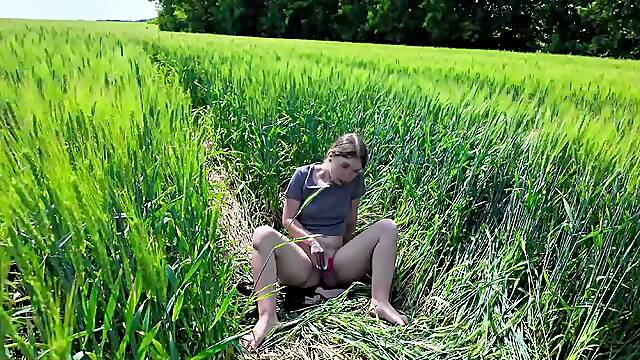 18 year old student masturbates with her parents 💚