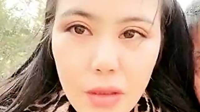 漂亮御姐首播就如此疯狂 找两位爷爷户外野战 站炮前裹后怼玩的真刺激 最后还内射粉穴