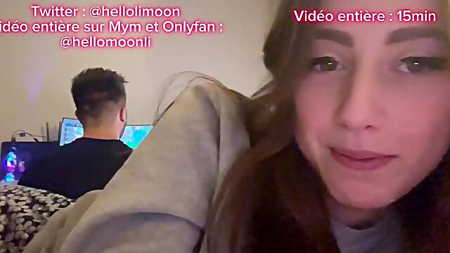 Demi sœur étudiante française le suce sous le bureau pendant qu’il joue