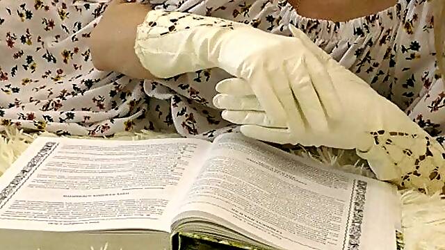 My white leather gloves MP4 HD 720p
