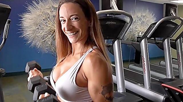 Mya Pleasure Humiliates the Wimpy Webmaster in a Dumbbell Curling Contest
