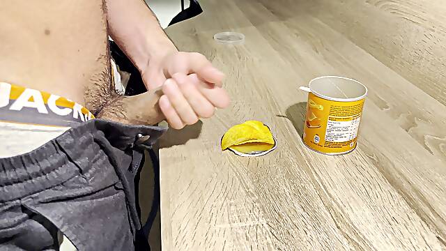 I'm Cumming on Pringles